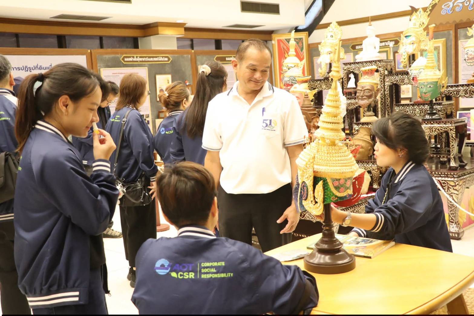 title - ผอ.ศพส. ให้การต้อนรับ ผอก.สกอญ. พร้อมด้วย คณะผู้เข้าร่วมสัมมนาเชิงปฏิบัติการฯ เข้าเยี่ยมชมแผนกฝึกอบรม และพื้นที่ภายในศูนย์ส่งเสริมและพัฒนาอาชีพเสริมนอกภาคการเกษตร